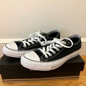 NEW Converse Chuck Taylor All Star Classic Sneaker - Women Size 7